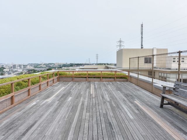 開放感のある屋上テラス 屋上 景色を望むことができる屋上テラスです。休息時には新鮮な空気を感じながら、心地よいひとときを提供します。
