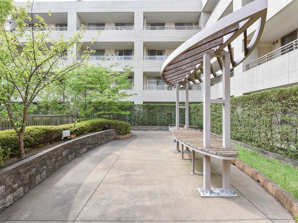 緑豊かな中庭の風景