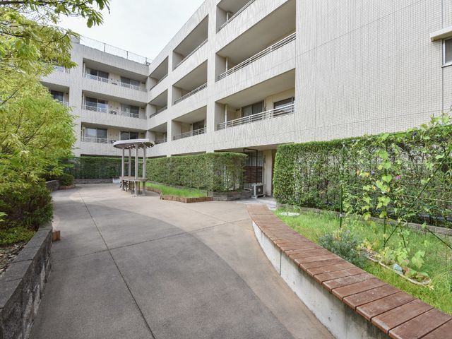 快適な中庭の風景 散歩道 ゆったりとした休憩ができる清潔感のあふれる中庭です。新緑が心地よい季節の移ろいを感じさせてくれます。