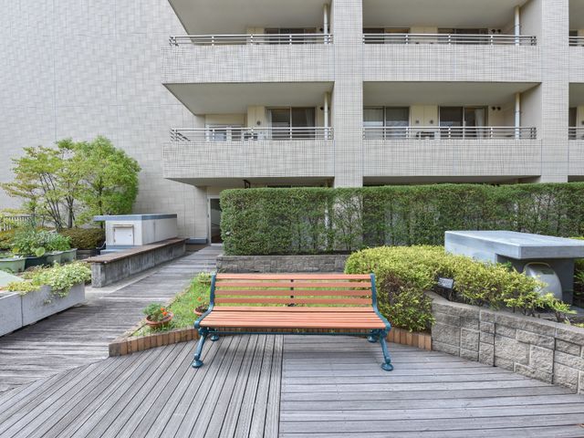 緑豊かな中庭風景 中庭 ゆったりとしたベンチが置かれた中庭で、潤いに満ちた自然を間近に感じながら心地よい休息をお取りいただけます。