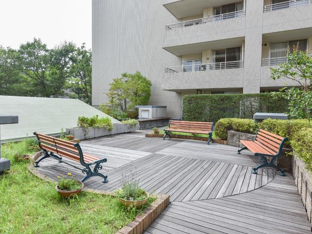 中庭にあるベンチ 休憩所 落ち着いた緑に囲まれた中庭で、静かなひと時を過ごせる場所が整えられています。自然の息吹を感じながら、リフレッシュできる環境です。