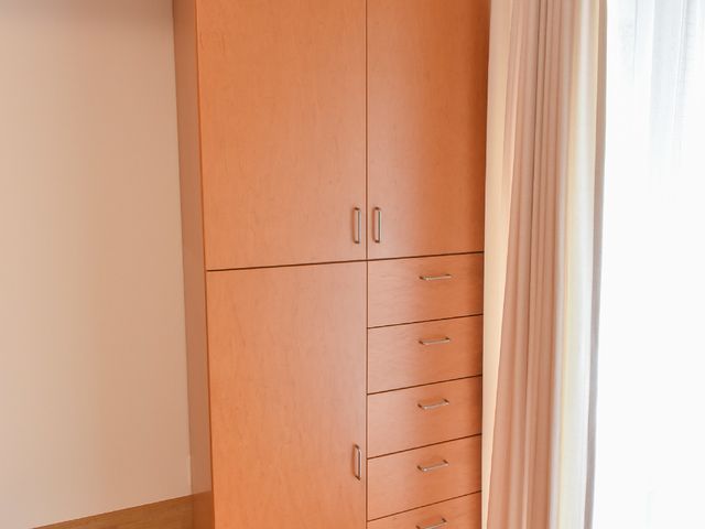 整った居室のクローゼット 収納 居室に備え付けられたたっぷりと収納できるクローゼットで、快適な生活空間をお過ごしいただけます。