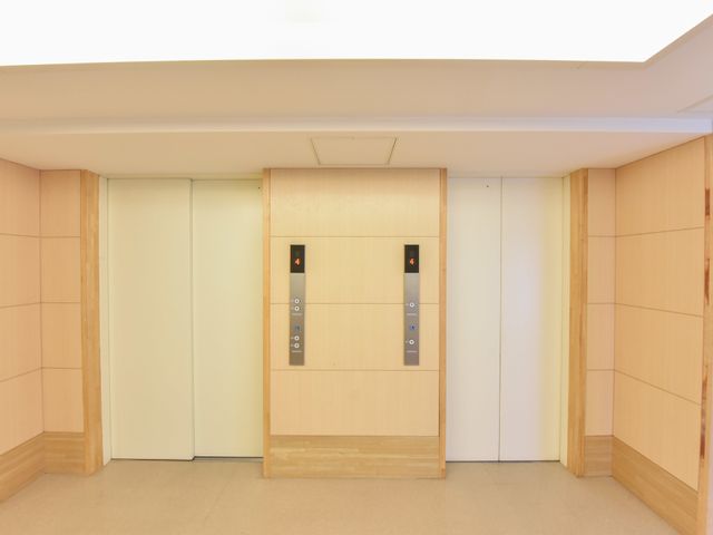 清潔感のあるエレベーターホール エレベーター エレベーター前には広々としたスペースがあり、快適にご利用いただけるよう配慮されています。ゆったりした動線で、移動もスムーズです。