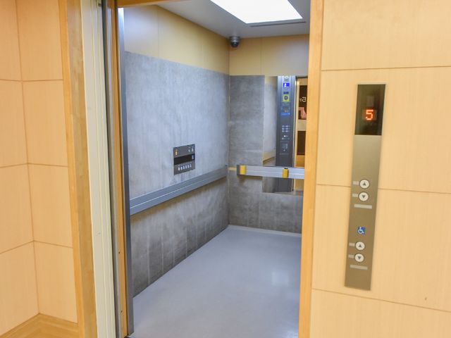 広々とした明るいエレベーター エレベーター内部 安全で快適な移動を支えるエレベーターです。広いスペースで車椅子や歩行器もスムーズにご利用いただけます。