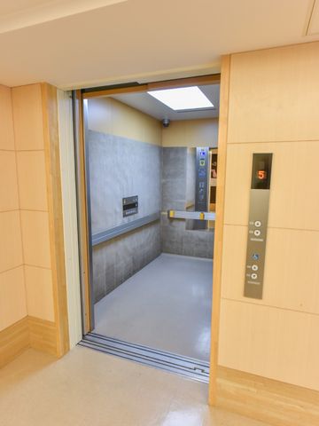 広々とした明るいエレベーター エレベーター内部 安全で快適な移動を支えるエレベーターです。広いスペースで車椅子や歩行器もスムーズにご利用いただけます。
