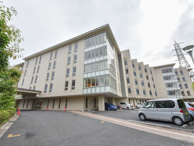 広々とした明るい外観 建物 清潔感ある外壁とゆとりのある駐車スペースを備えた建物です。働く職場として整った環境が魅力的に映るでしょう。