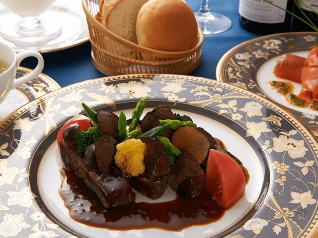 豪華な料理が並ぶテーブル 料理 色鮮やかな料理が美しく並んだテーブルです。視覚からも楽しめるこだわりの一品が揃っています。