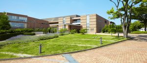 緑豊かな建物外観
