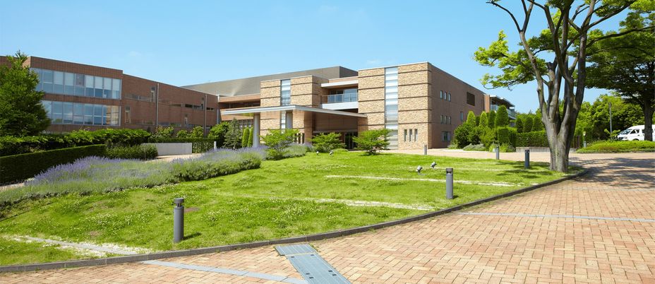 緑豊かな建物外観