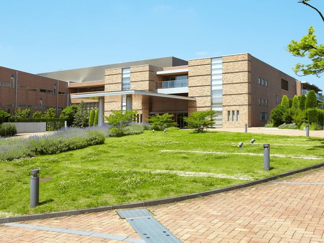 緑豊かな建物外観 外観 広がる青空の下、緑に囲まれた落ち着いた雰囲気の建物です。開放感あふれる環境での仕事ができます。