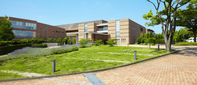 緑豊かな建物外観