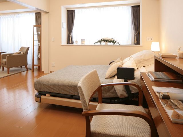 広々とした居室 居室 自然光がたっぷり差し込む明るい居室です。落ち着いた空間で快適に過ごせます。