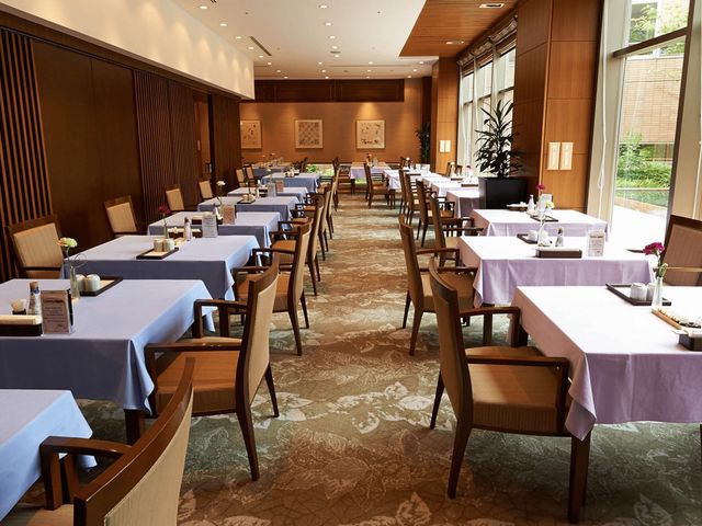 落ち着いた雰囲気の食堂 食堂   窓からの自然光が心地よい、広々とした食堂です。テーブル席で快適にお食事が楽しめます。