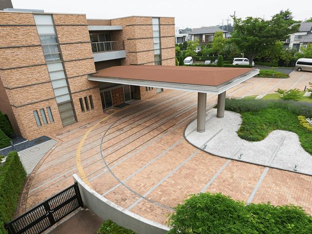 広々とした施設外観 外観 広々としたエントランスが特徴の建物の外観です。清潔感のあるデザインが魅力的です。