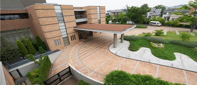 広々とした施設外観