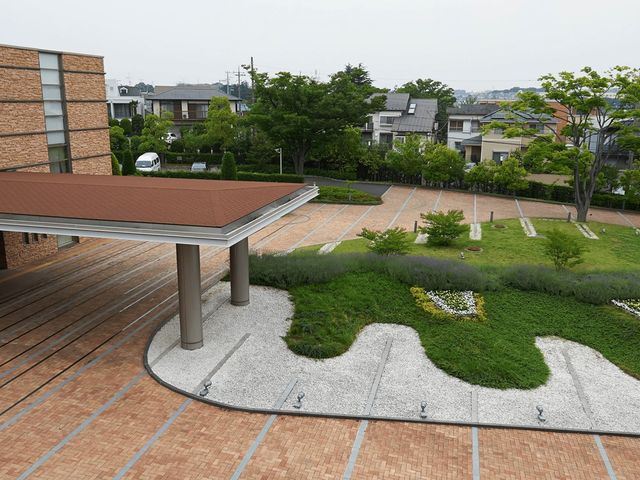 居心地の良い庭 庭 緑豊かなこの庭では、自然を感じながらリラックスできます。四季折々の景観が楽しめます。