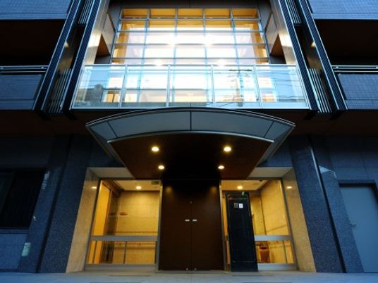 モダンな建物のエントランス
