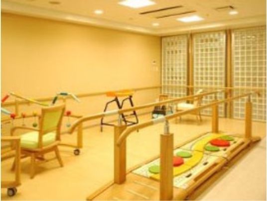 訓練器具が並ぶ広々とした部屋