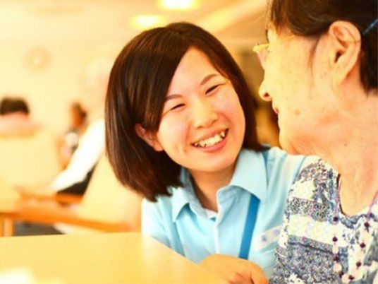 笑顔交わす介護のシーン