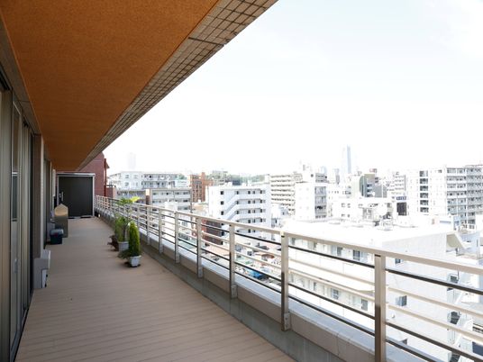 広々とした明るいバルコニー