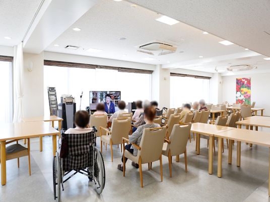 広々とした快適な食堂