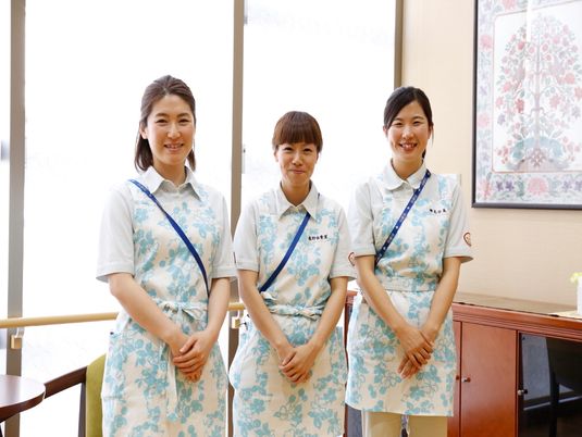 笑顔のスタッフ3人