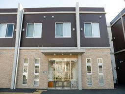 明るい外観の建物エントランス