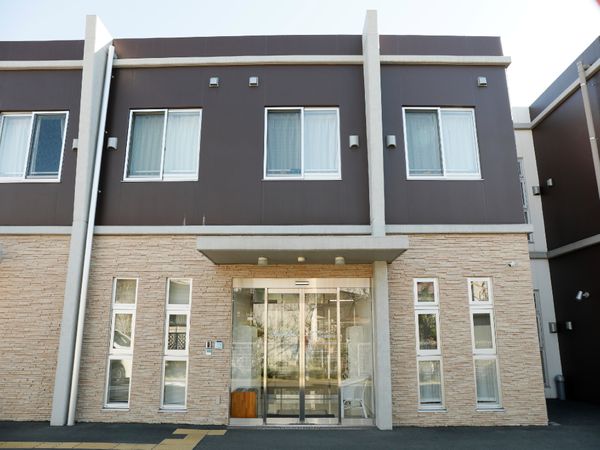 明るい外観の建物エントランス