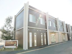 明るい外観の建物