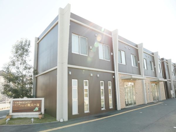 明るい外観の建物