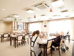 明るい食堂の様子