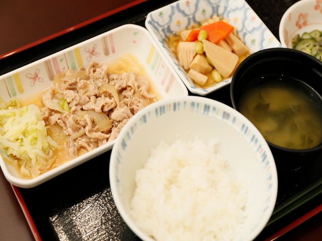 栄養満点の和食膳 食事 栄養バランスを考えた美味しそうな和食です。健康維持に配慮して、手作りの温かい食事を提供しています。