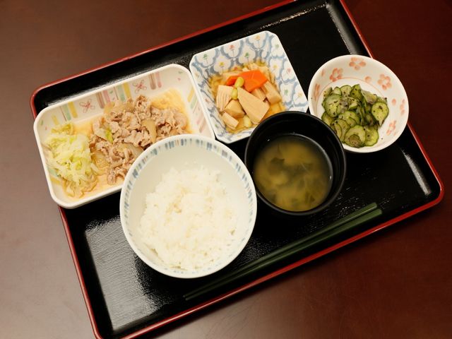 和食のバランス良い食事 食事 栄養バランスを考えた和食の一例です。お米、汁物、主菜と副菜が色鮮やかに盛り付けられたお食事を、皆様にご提供しております。