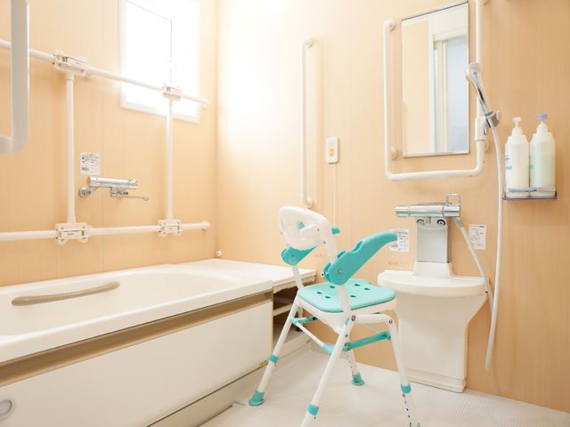 バリアフリー浴室設備 浴室 手すり付きの明るい浴室で、安全かつ快適にご利用いただけます。身体の不自由な方にも配慮された設計です。