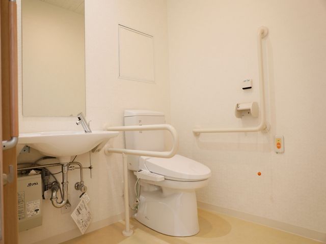 バリアフリートイレ設備 トイレ 手すり付きで安全に配慮された清潔なトイレ空間です。使いやすさを考慮した設計で、快適にご利用いただけます。