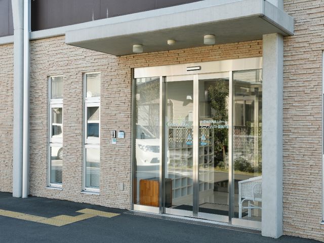 清潔感のあるエントランス 玄関 開放感のある入口は、訪れる方々を明るく迎え入れます。ゆとりのある通路は日々の業務もしやすい造りになっております。