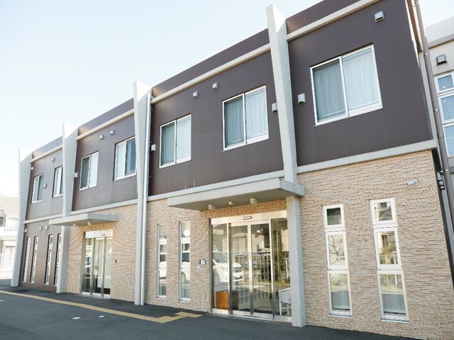 清潔感のある施設外観 外観 開放感のあふれるエントランスが迎える、明るく清潔な印象の建物です。ここで働けば、気持ちの良い毎日を過ごせそうですね。