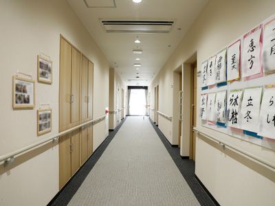 清潔で広々とした廊下