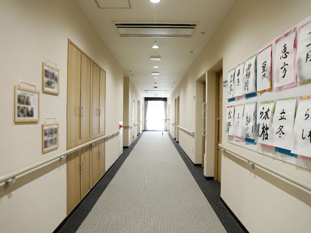 清潔で広々とした廊下