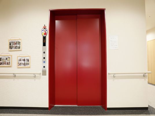 赤い扉のエレベーター前
