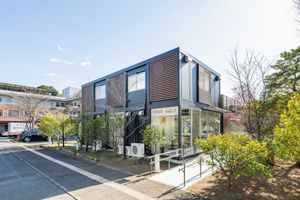 緑豊かな建物外観