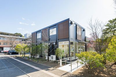 緑豊かな建物外観