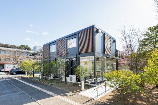 緑豊かな建物外観