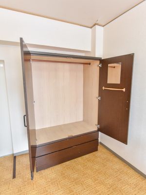 折りたたみ式の壁付きベッド