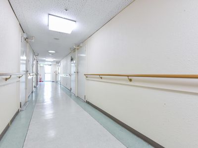 白く清潔感のある廊下