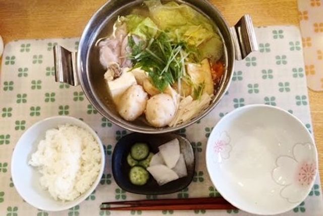 湯気の立つ和食の料理 料理 栄養たっぷりの和食が供される施設です。温かい料理が、入居者の健康をサポートします。