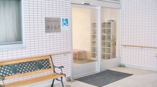 エントランスの入り口 エントランス 車椅子対応の設計がされたエントランスです。手すりがあり、安心して利用できます。