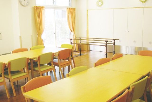 温かい色調のダイニングルーム ダイニングルーム   自然光がたくさん差し込む広々とした空間で、車椅子の方もゆとりを持って過ごせます。