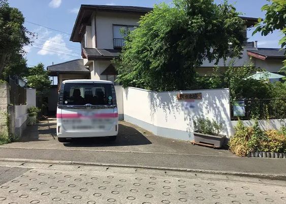 車が停まる玄関前