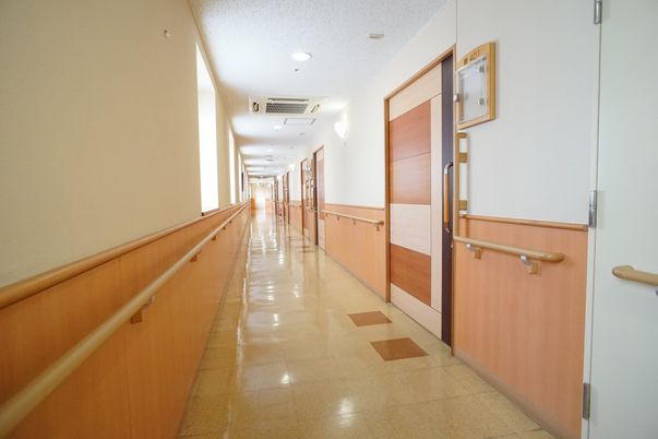 明るく清潔な廊下